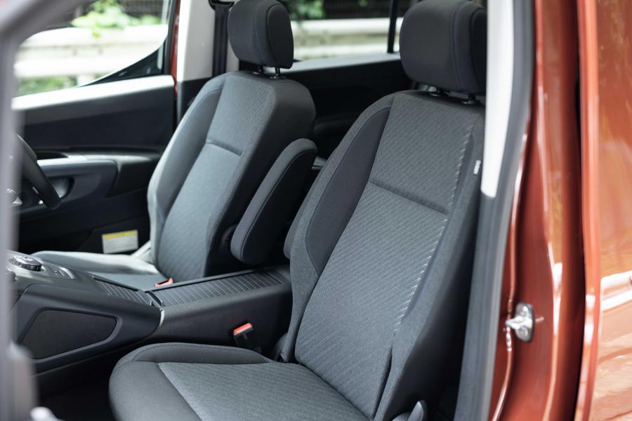 Интерьер Peugeot Rifter 2019 года  (JP) (фото 14 из 23)